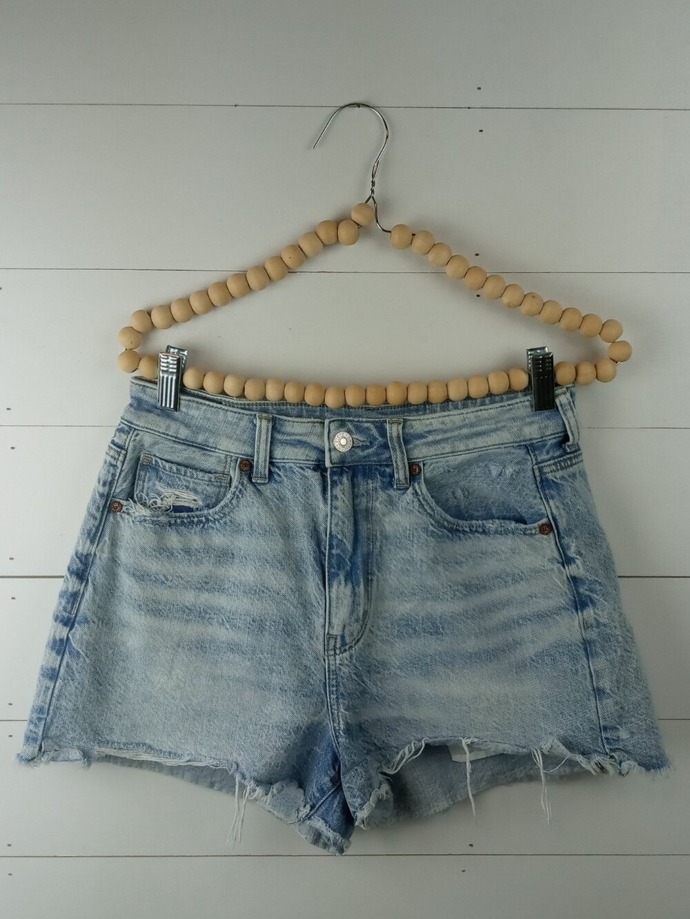American Eagle Women's size 6 mom short light wash, raw hem jean shorts